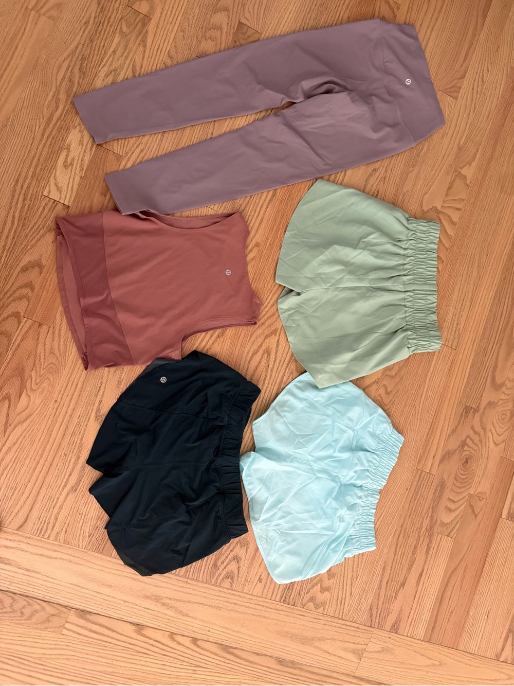 πLululemon 5-Piece Activewear Bundle | Align Leggings, Flutter Shorts & Tank - Picture 7 of 9